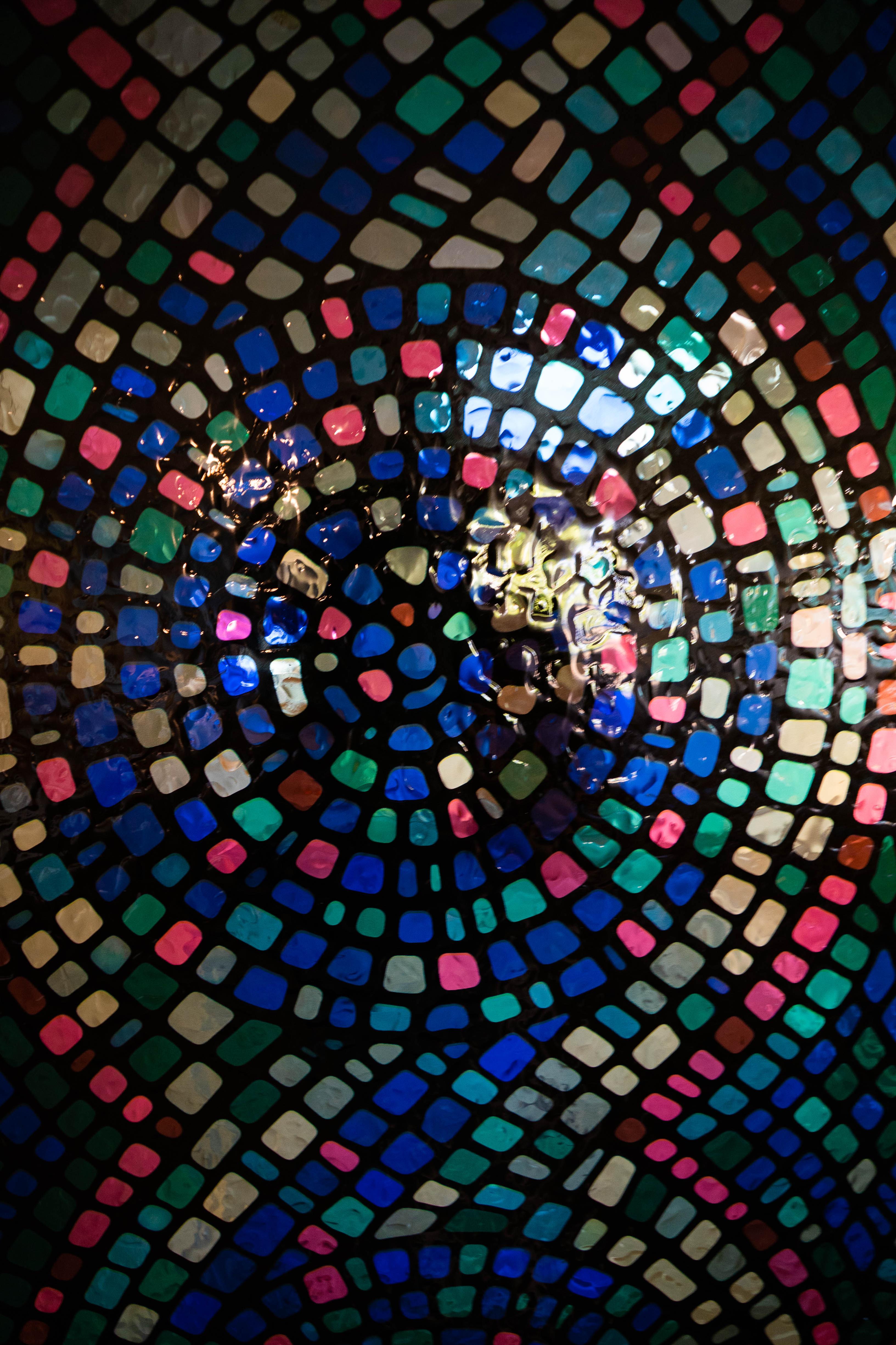 校园中心教堂的彩色玻璃图案